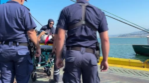 Samsun Limanı'na dönen Ural gemisinde yaralı mürettebat hastaneye kaldırıldı