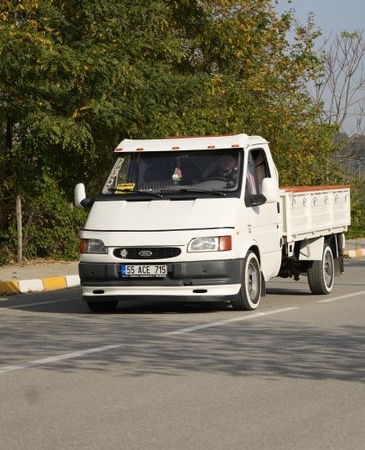 Samsun'da freni tutmayan kamyon bahçeye devrildi