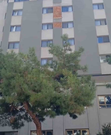 Samsun'da öğretmenevi duvarından beton parçaları düştü