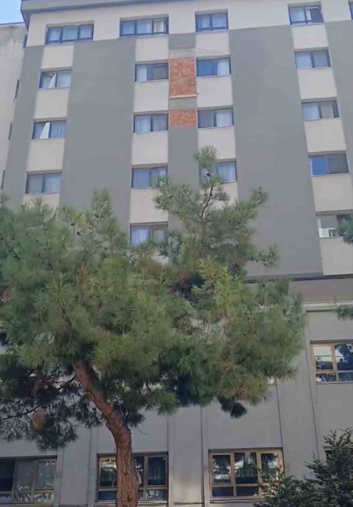Samsun'da öğretmenevi duvarından beton parçaları düştü