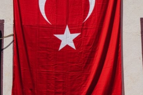Şanlıurfa'da temizlik personelinin bayrak saygısı dikkat çekti
