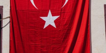 Şanlıurfa'da temizlik personelinin bayrak saygısı dikkat çekti