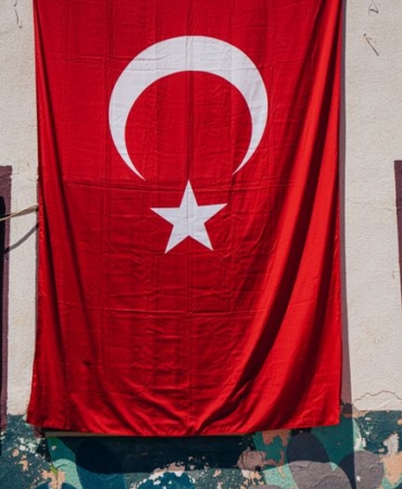 Şanlıurfa'da temizlik personelinin bayrak saygısı dikkat çekti