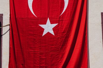 Şanlıurfa'da temizlik personelinin bayrak saygısı dikkat çekti