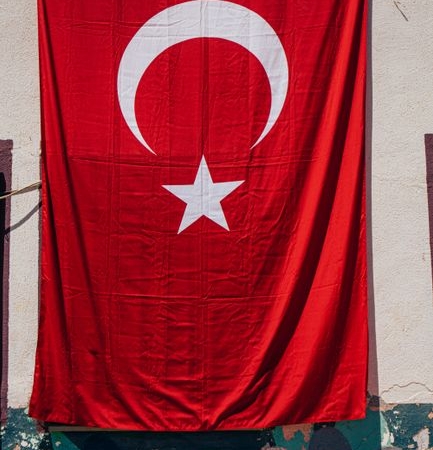Şanlıurfa'da temizlik personelinin bayrak saygısı dikkat çekti