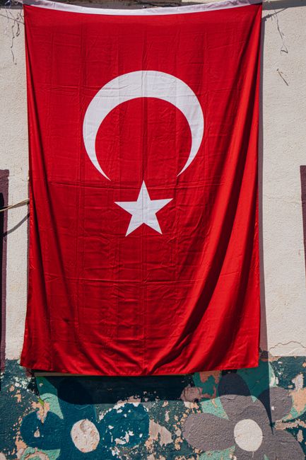 Şanlıurfa'da temizlik personelinin bayrak saygısı dikkat çekti