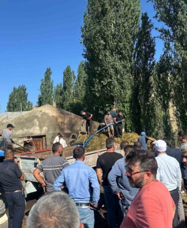 Sarıkamış'ta 800 balya ot yangında kül oldu