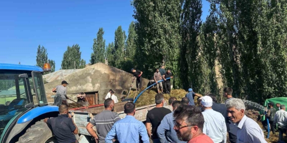 Sarıkamış'ta 800 balya ot yangında kül oldu