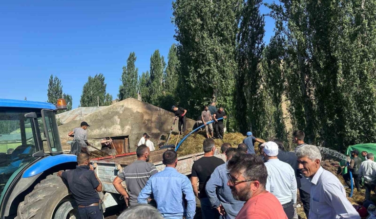 Sarıkamış'ta 800 balya ot yangında kül oldu