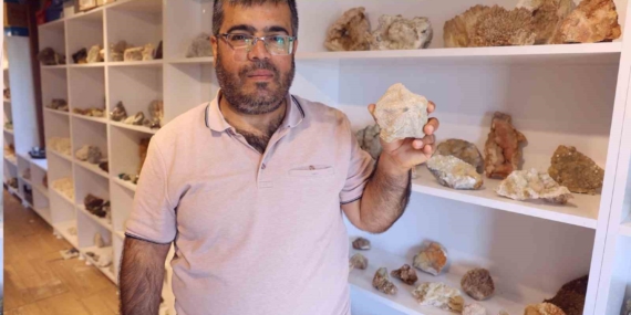 Sedat Çam, sporla başlayan taş koleksiyonculuğunu ticarete dönüştürdü