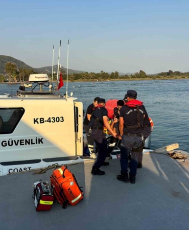 Sedir Adası'nda kayalıklardan düşen vatandaşa tıbbi tahliye