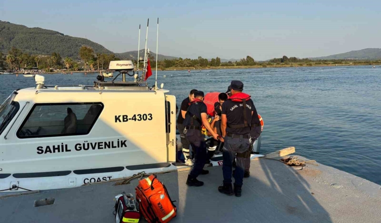 Sedir Adası'nda kayalıklardan düşen vatandaşa tıbbi tahliye
