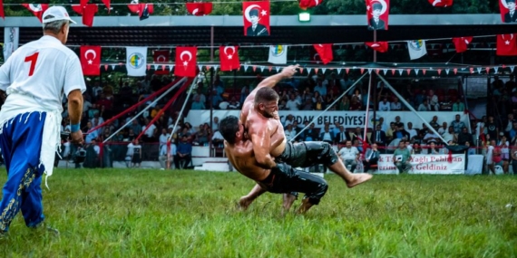 Serhat Elvan, 101. Oğuzlu Yağlı Güreşleri'nin Başpehlivanı Oldu