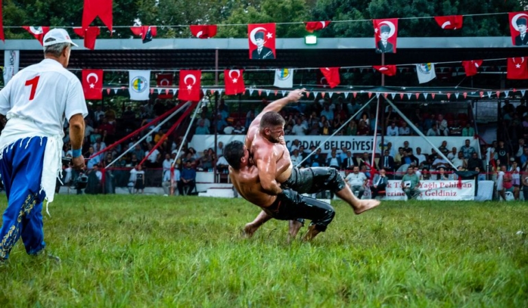 Serhat Elvan, 101. Oğuzlu Yağlı Güreşleri'nin Başpehlivanı Oldu