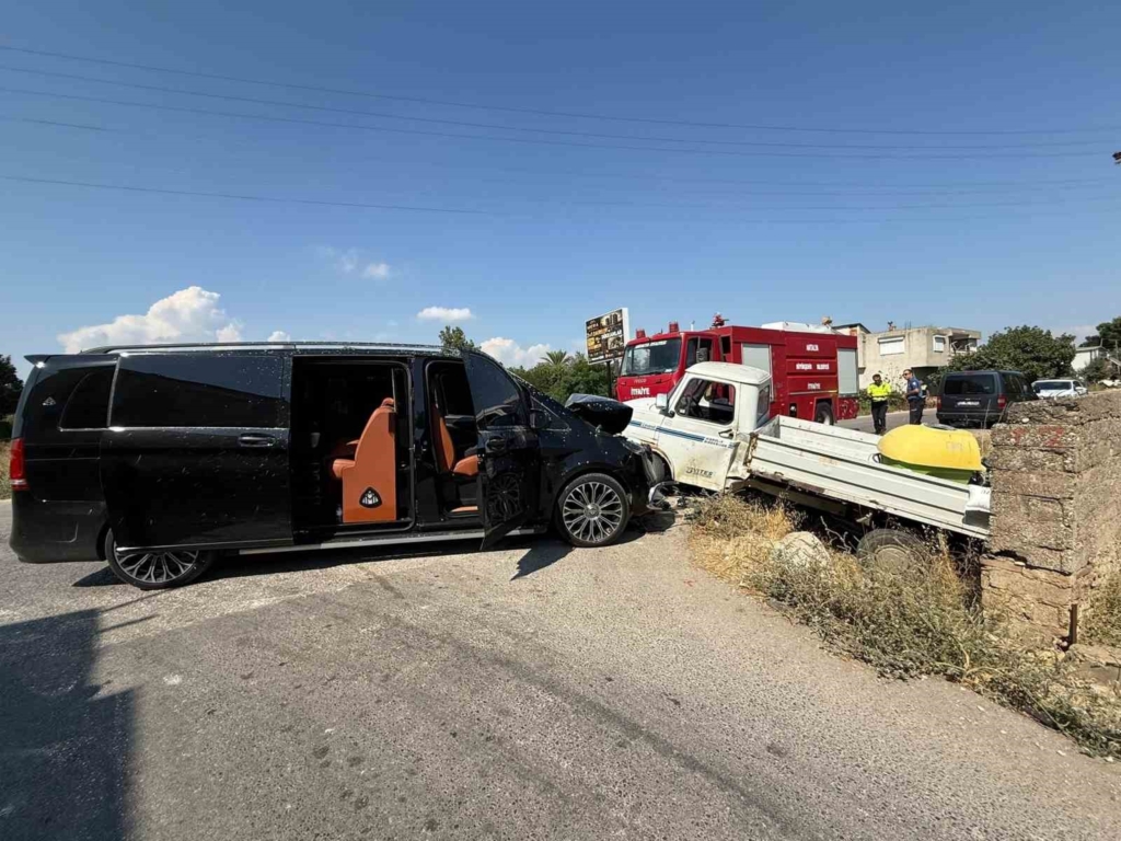 Serik'te VIP minibüs ile kamyonet çarpıştı, 1 yaralı
