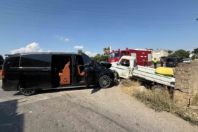 Serik'te VIP minibüs ile kamyonet çarpıştı, 1 yaralı