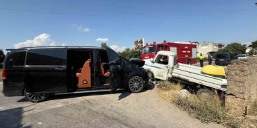 Serik'te VIP minibüs ile kamyonet çarpıştı, 1 yaralı