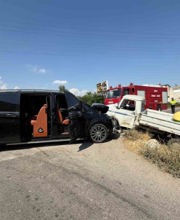 Serik'te VIP minibüs ile kamyonet çarpıştı, 1 yaralı