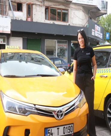 SERVİS ŞOFÖRLÜĞÜNDEN TAKSİCİLİĞE: ERKEKLERE MEYDAN OKUYAN KADIN
