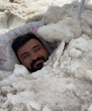 SICAKTAN KAÇIP KARIN İÇİNE GİRDİ! ERZİNCAN'DA İLGİNÇ SERİNLEME PLAJ ŞEMSİYESİ KURDU, KARA GÖMÜLDÜ: ERZİNCAN'DA ŞAŞIRTAN SERİNLEME