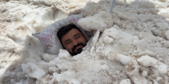 SICAKTAN KAÇIP KARIN İÇİNE GİRDİ! ERZİNCAN'DA İLGİNÇ SERİNLEME PLAJ ŞEMSİYESİ KURDU, KARA GÖMÜLDÜ: ERZİNCAN'DA ŞAŞIRTAN SERİNLEME