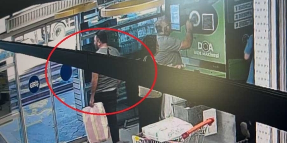 SİGARA ÇANTASINI DOLDURDU, DOA SIRASINA GİRİP BEKLEDİ: 440 PAKET SİGARAYLA BÖYLE KAÇTI