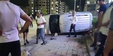 Siirt'te otomobil kaldırıma çıkarak devrildi