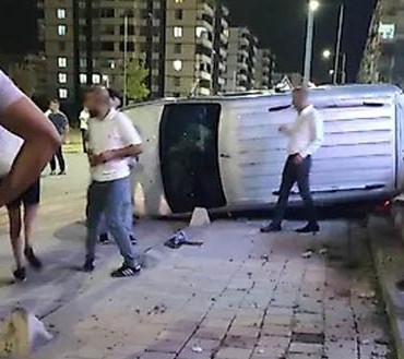 Siirt'te otomobil kaldırıma çıkarak devrildi