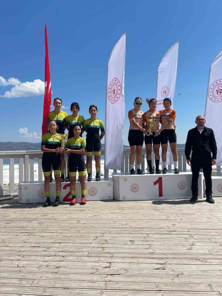 Sivas Gençlik Spor Kulübü U17 Kadın Bisiklet Takımı Türkiye İkincisi