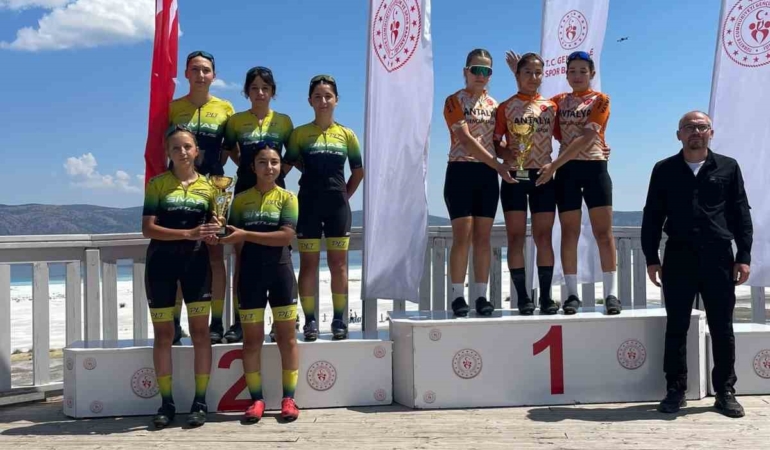 Sivas Gençlik Spor Kulübü U17 Kadın Bisiklet Takımı Türkiye İkincisi