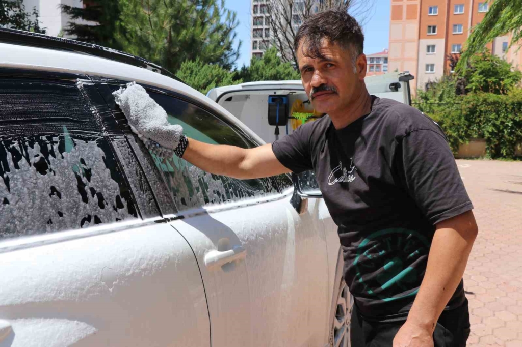 Sivas'ta mobil oto yıkama hizmetiyle dikkat çekiyor