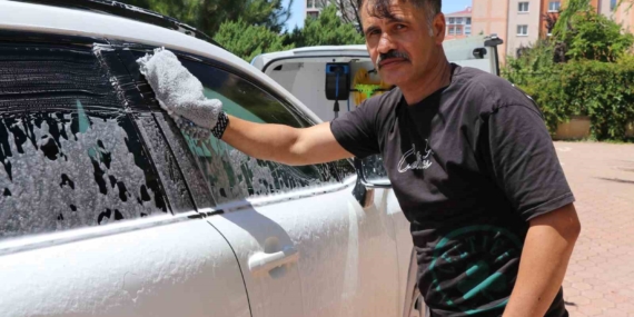 Sivas'ta mobil oto yıkama hizmetiyle dikkat çekiyor