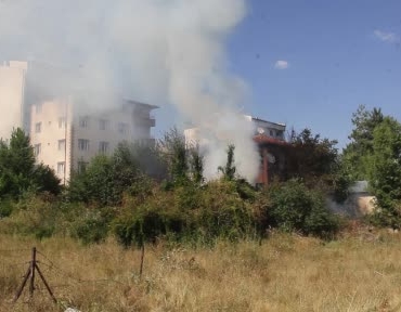 Sivas'ta odunlukta çıkan yangın itfaiye tarafından kontrol altına alındı