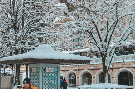 Sivas'ta temizlik görevlisi türküleriyle dinleyicileri büyüledi