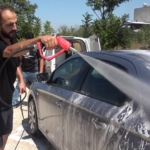 SOKAKTA GÖRDÜĞÜ KİRLİ ARAÇLARI HABERSİZCE YIKIYOR...ARAÇ SAHİPLERİNE SÜRPRİZ YAPIYOR