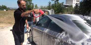 SOKAKTA GÖRDÜĞÜ KİRLİ ARAÇLARI HABERSİZCE YIKIYOR...ARAÇ SAHİPLERİNE SÜRPRİZ YAPIYOR
