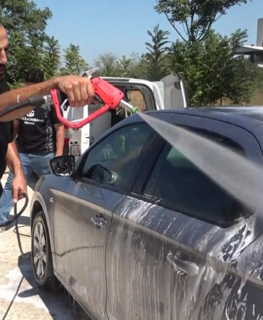 SOKAKTA GÖRDÜĞÜ KİRLİ ARAÇLARI HABERSİZCE YIKIYOR...ARAÇ SAHİPLERİNE SÜRPRİZ YAPIYOR
