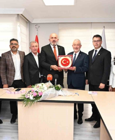 Şükrü Başdeğirmen, Yılın En Başarılı Belediye Başkanı Ödülünü Aldı