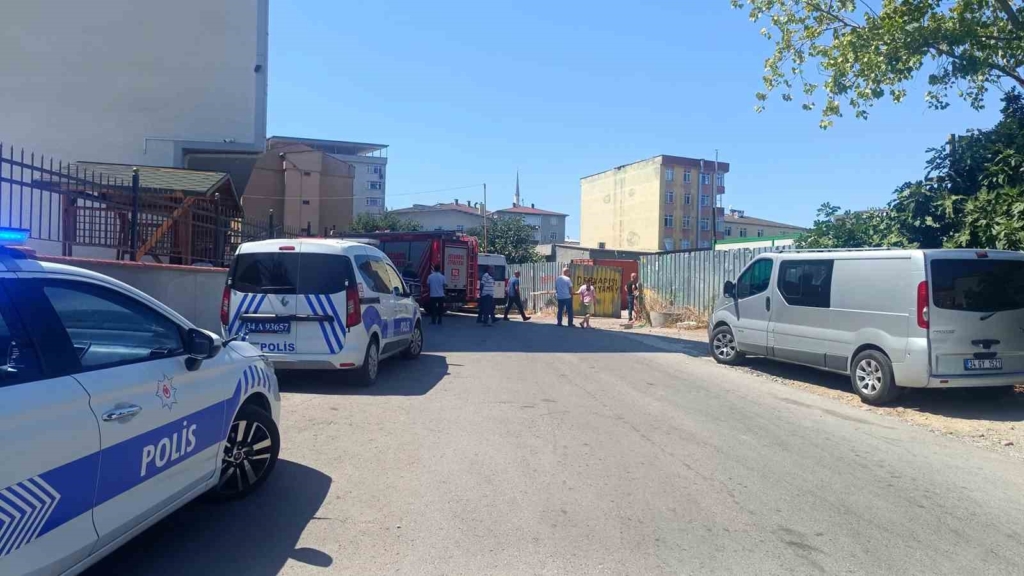 Sultanbeyli'de çatı çökmesi: 1 işçi ağır yaralı