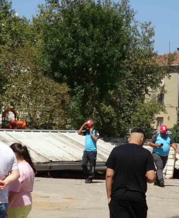 Sultanbeyli'de çelik çatı işçilerin üzerine düştü: 2 yaralı