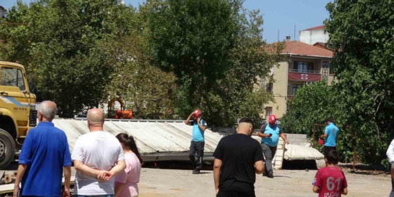 Sultanbeyli'de çelik çatı işçilerin üzerine düştü: 2 yaralı