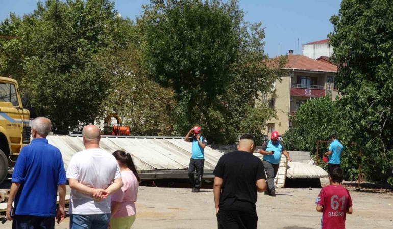 Sultanbeyli'de çelik çatı işçilerin üzerine düştü: 2 yaralı