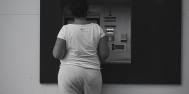 Sultangazi'de ATM'den para çeken kadına gasp girişimi