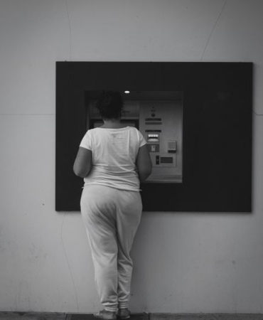 Sultangazi'de ATM'den para çeken kadına gasp girişimi