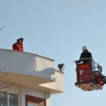 Sultangazi'de çatı tadilatı sırasında yangın paniği