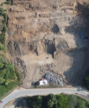 Sultangazi'de inşaat alanında toprak kayması sonucu yol çatladı
