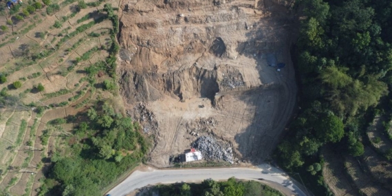 Sultangazi'de inşaat alanında toprak kayması sonucu yol çatladı
