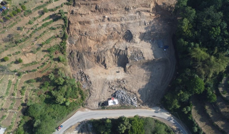 Sultangazi'de inşaat alanında toprak kayması sonucu yol çatladı
