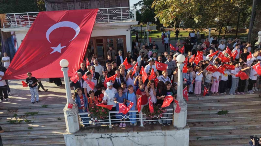 TCG Anadolu ve TCG Heybeliada Yalova'da geçiş yaptı