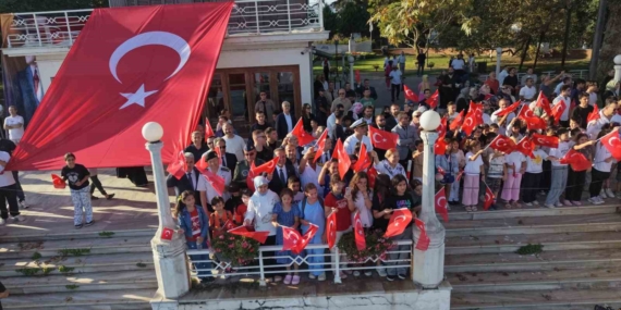 TCG Anadolu ve TCG Heybeliada Yalova'da geçiş yaptı